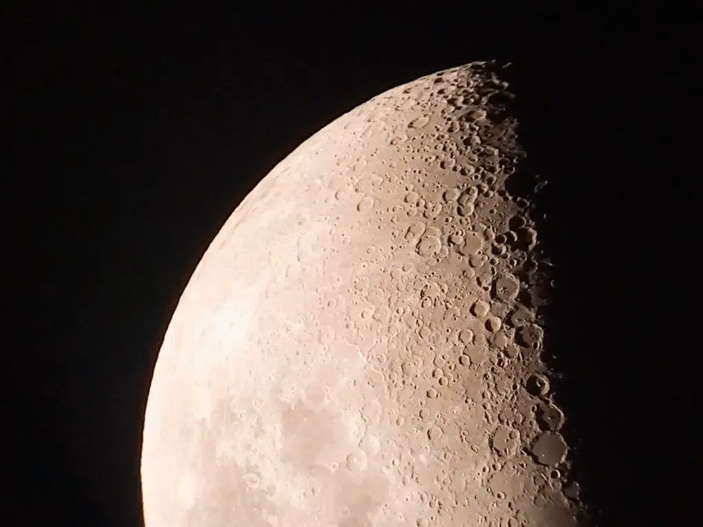Fotografía de la luna tomada desde un telescopio en San Pedro de Atacama.