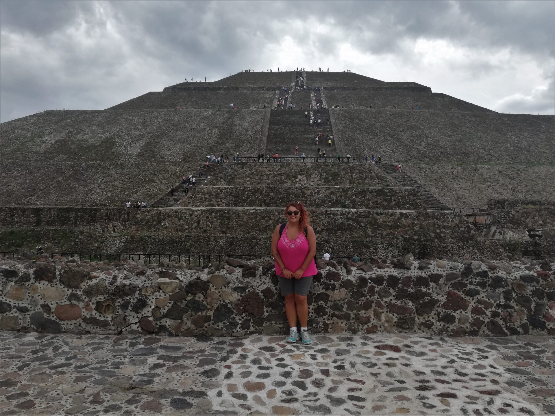 Foto con la Pirámide del Sol de Teotihuacán de fondo.