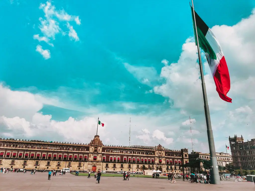 Zócalo de ciudad de México con una bandera mexicana.