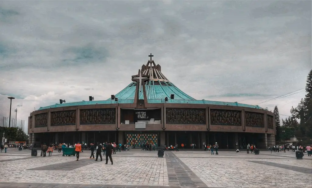 Foto exterior de la Basílica de la Virgen de Guadalupe, Ciudad de México.