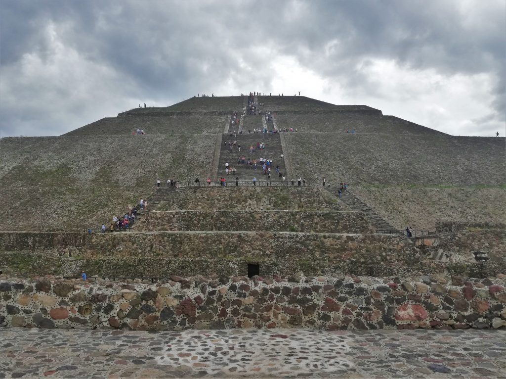 Fotografía de la Pirámide del Sol en Teotihuacán.