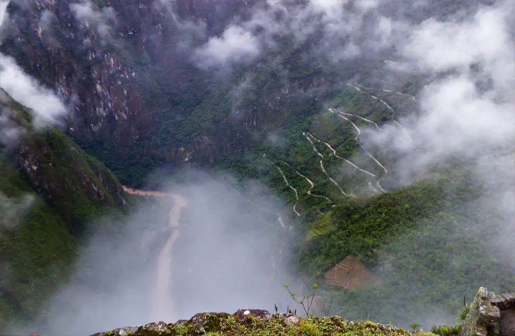 Vista desde el Huayna Picchu en día nublado.
