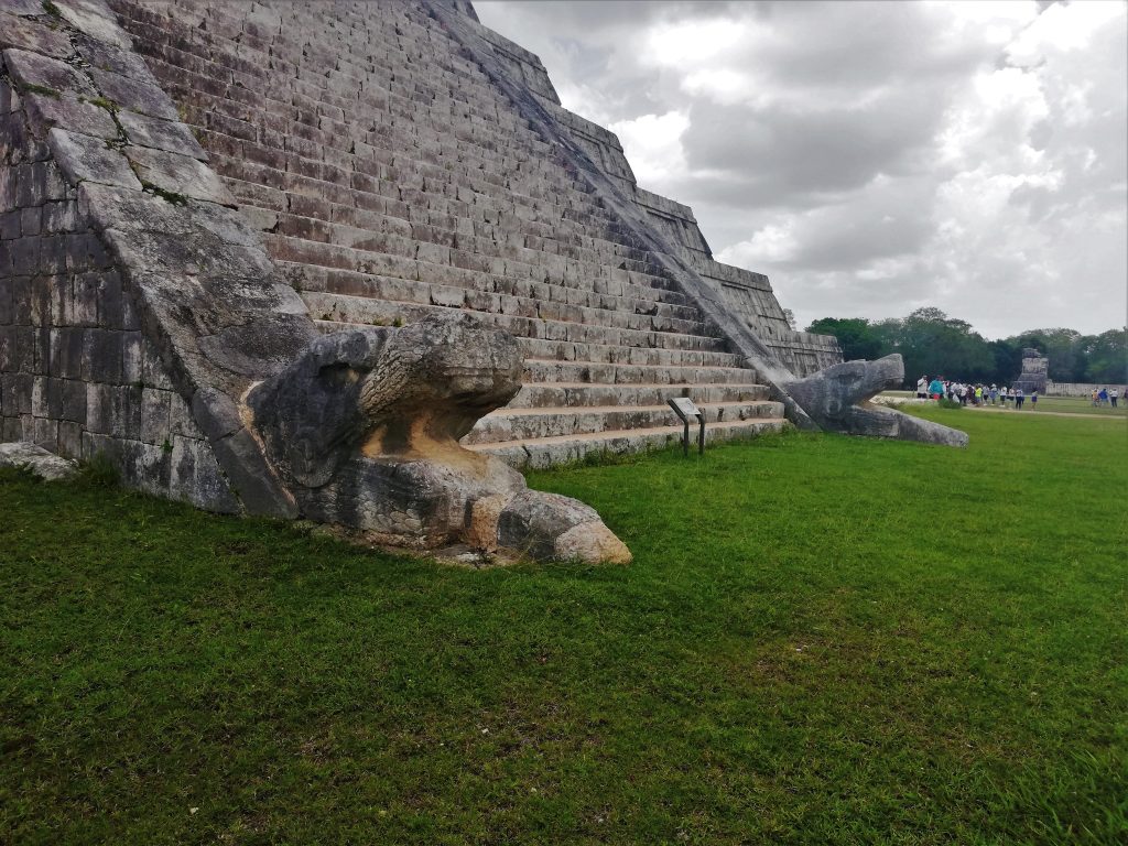 Base de la pirámide de Chichén Itzá.