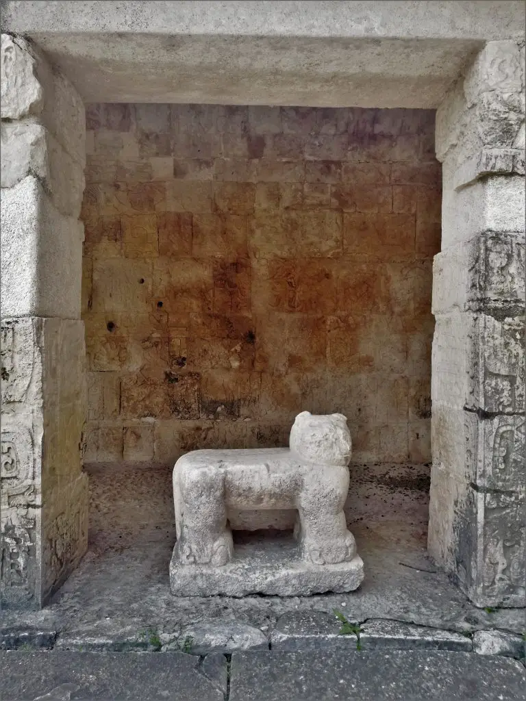 Escultura de jaguar del Templo del Jaguar de Chichén Itzá.