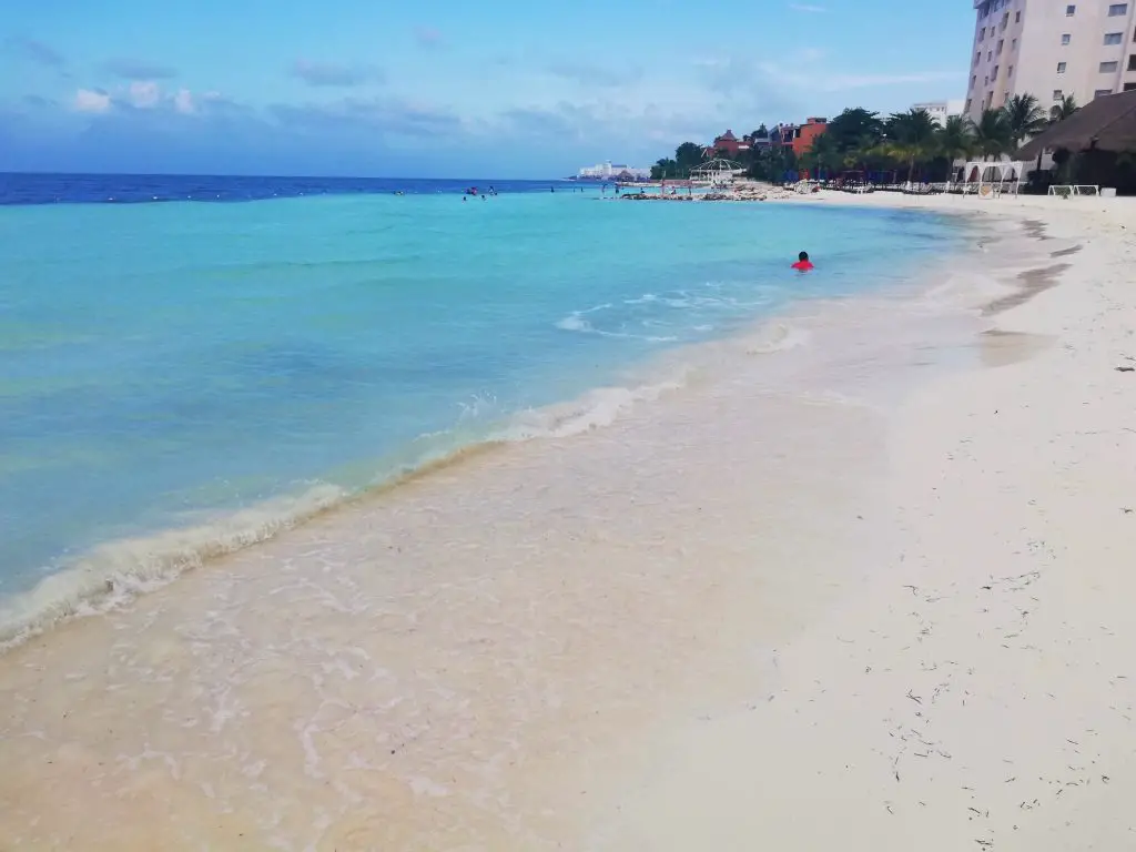 Playa Langosta, una de las 5 playas imperdibles de Cancún.