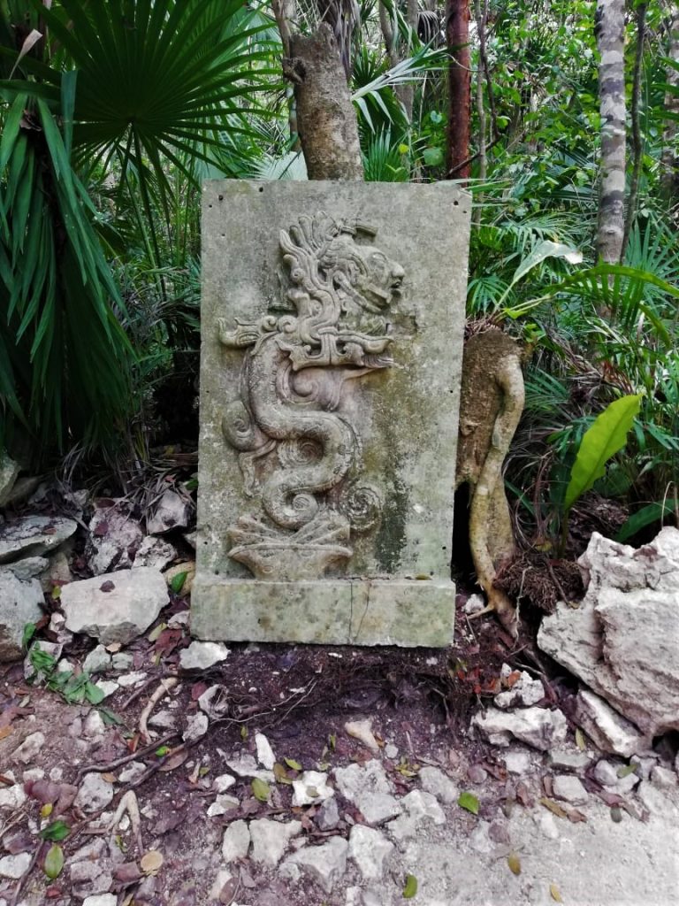 Figura en los caminos del Cenote Azul.