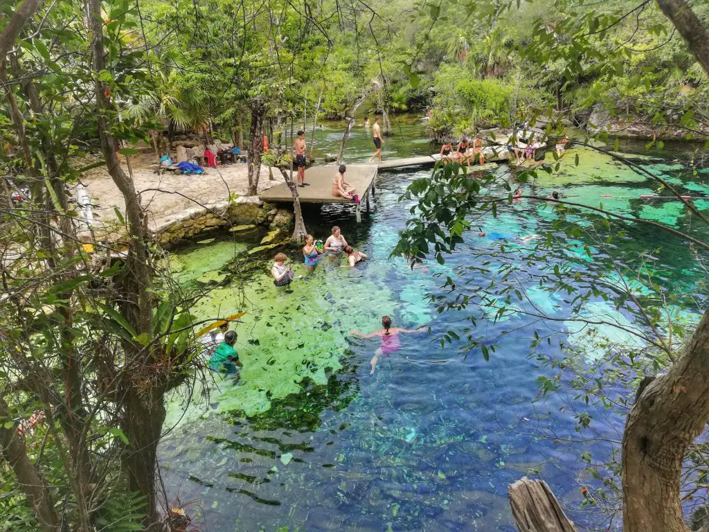Cenote que se puede visitar en transporte público desde Playa del Carmen.