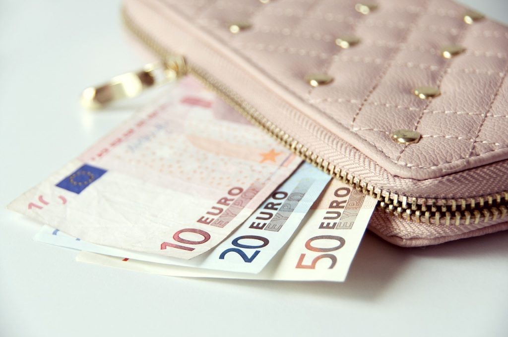 Dinero en efectivo: uno de los artículos indispensables para viajar.