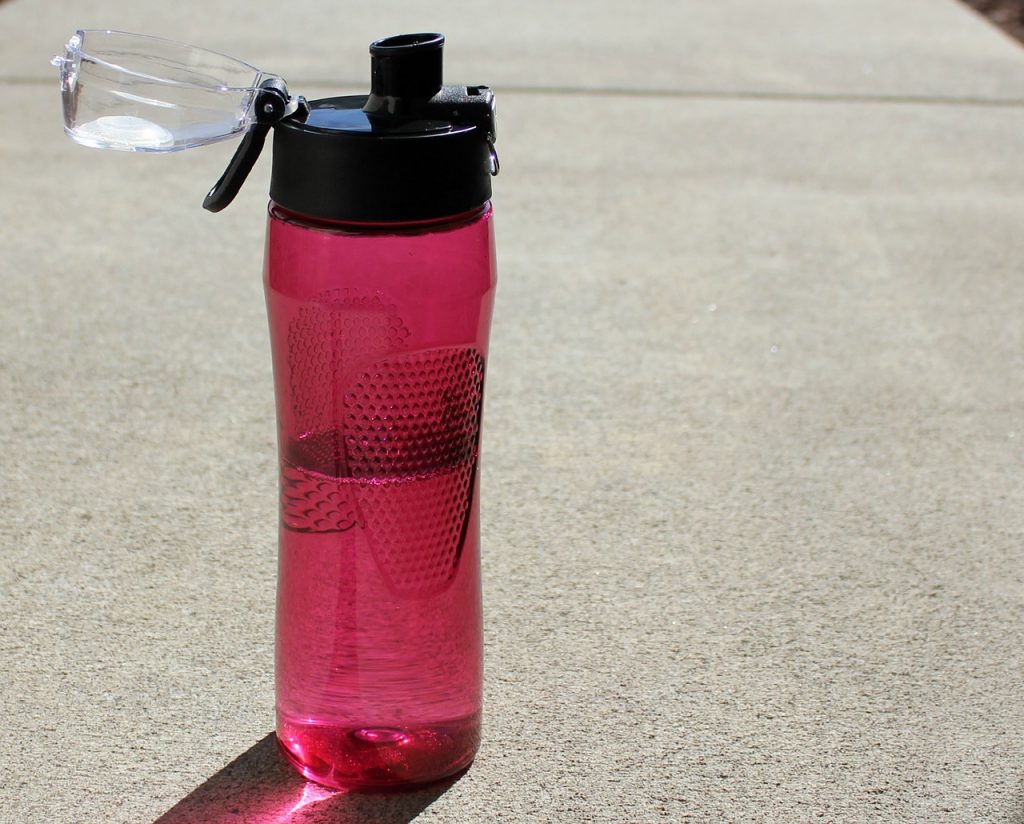 Botella de agua: uno de los artículos indispensables para viajar.