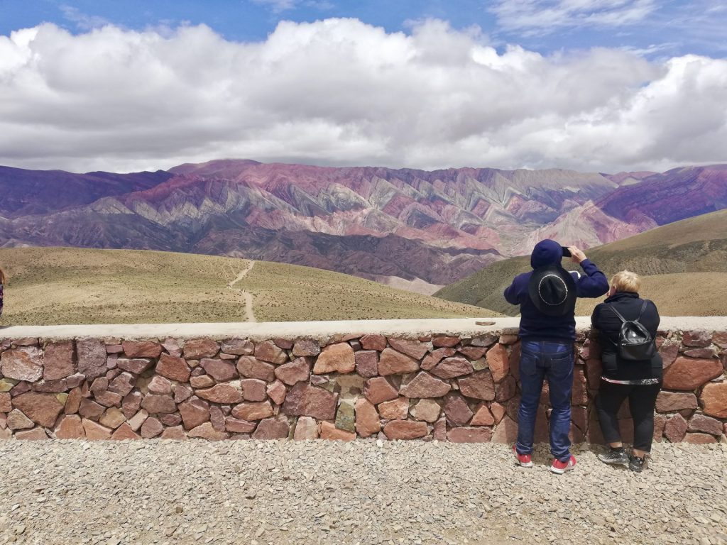 Turistas en el Cerro de 14 Colores en Jujuy.