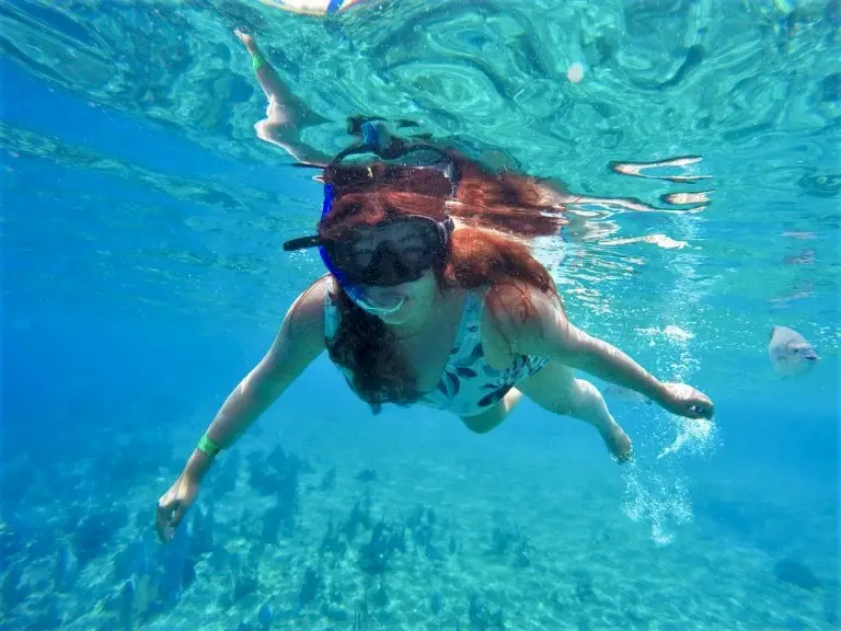 Razones por las que nos gusta viajar: vivir nuevas experiencias como hacer snorkel.