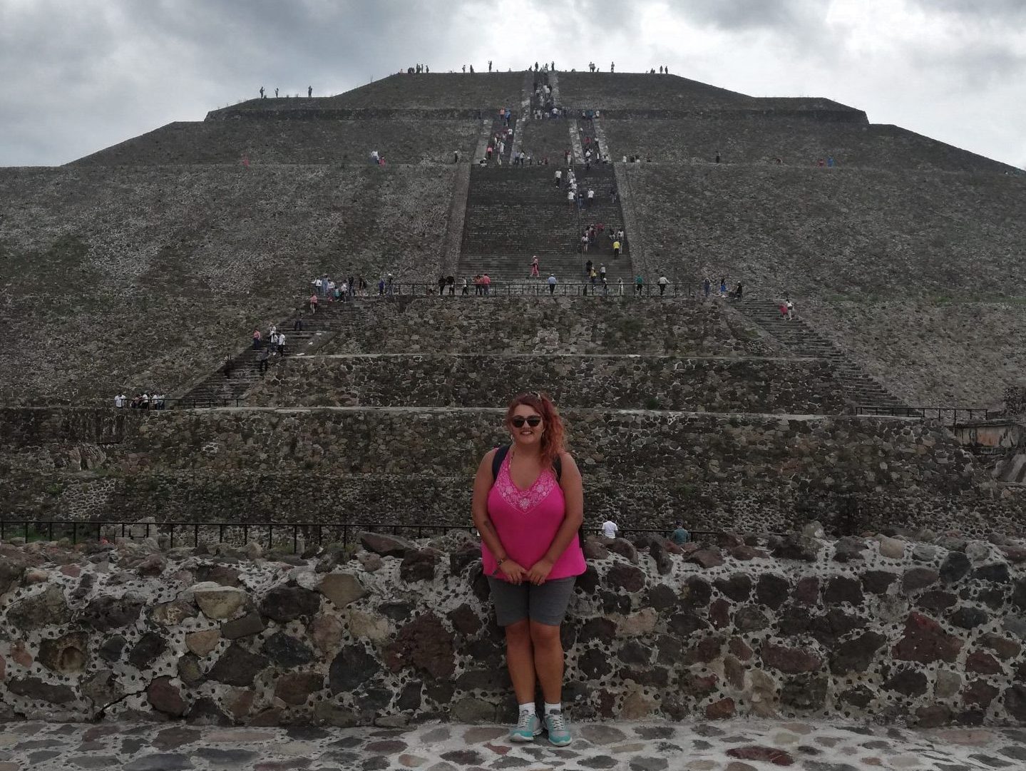 Foto con la Pirámide del Sol de Teotihuacán de fondo.