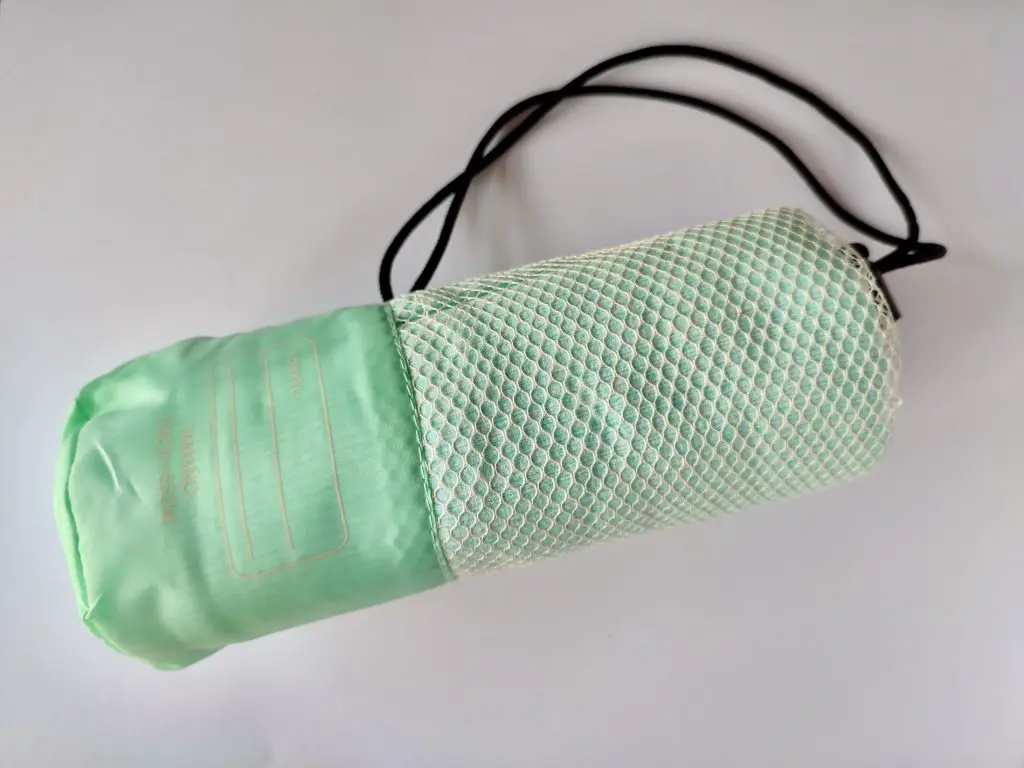 Toalla de microfibra, uno de los artículos para hacer equipaje en forma eficiente.