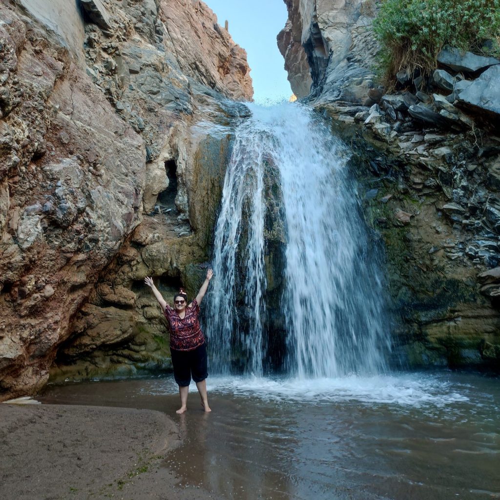 Foto en la cascada escondida, San Pedro de Atacama.