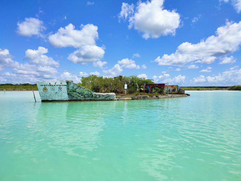 Recorrido en lancha o pontón por la Laguna de Bacalar: Canal de los Piratas.