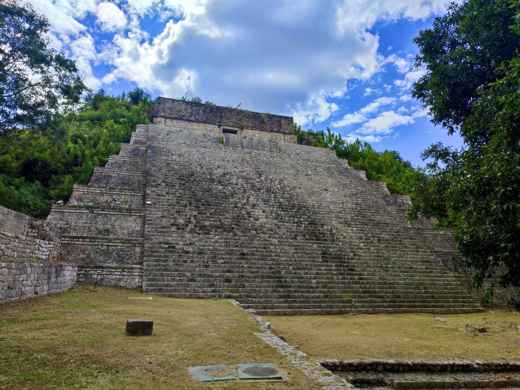Gran Pirámide de la Zona Arqueológica de Uxmal, Yucatán.