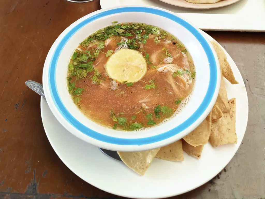 Qué comer en Yucatán: Sopa de lima en Valladolid.