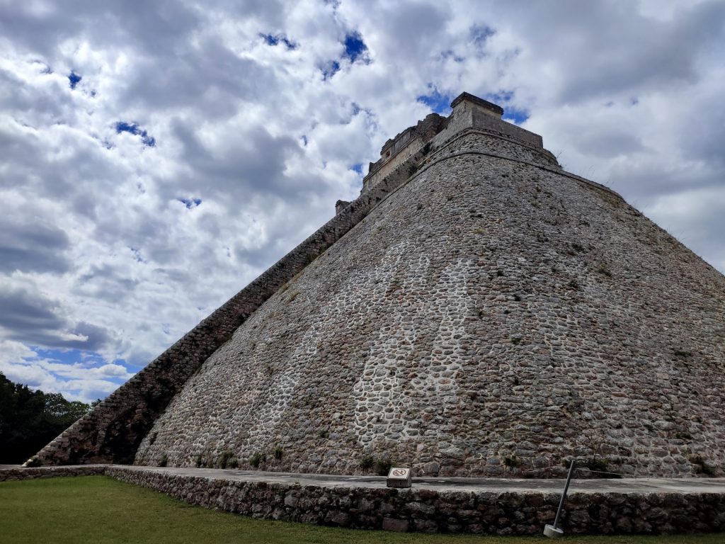 Zona Arqueológica de Uxmal desde Mérida