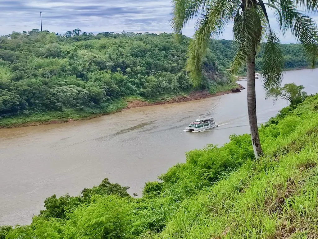 Catamarán por el Río Iguazú.