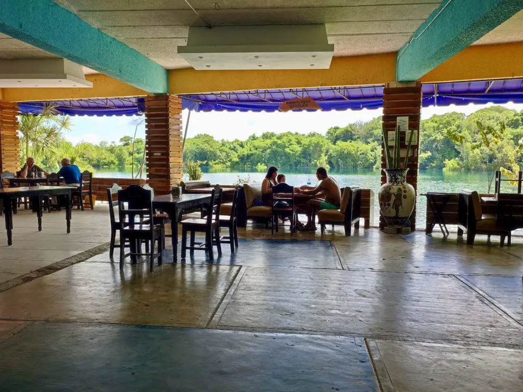 Restaurante del Cenote Azul de Bacalar.