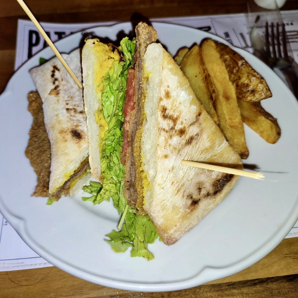 Sandwich de milanesa en Restaurante Pata Negra, Iguazú.