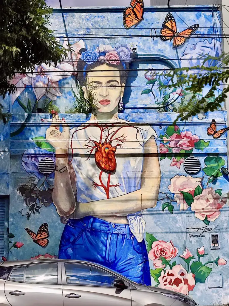 Mural de Frida Kahlo en Buenos Aires.