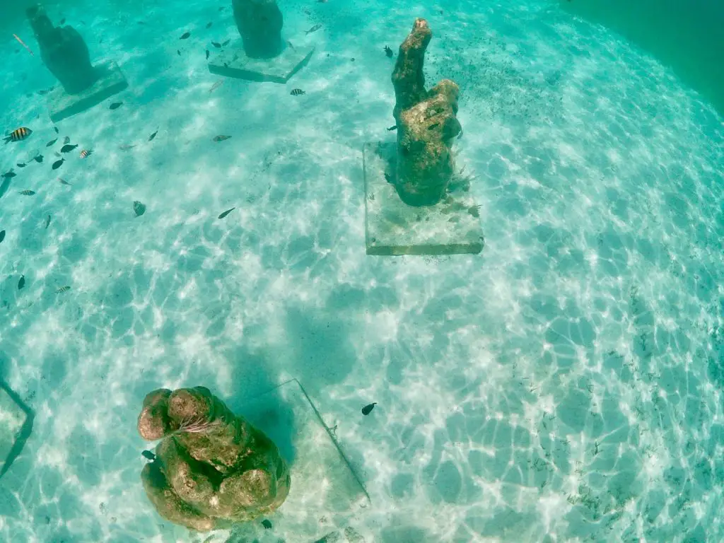 Esculturas submarinas cerca de Cancún.