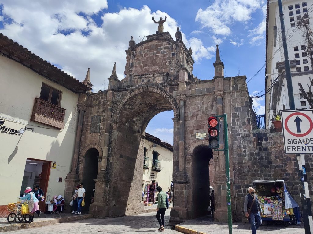 Guía para viajar a Cusco y Machu Picchu: Arco de Santa en ciudad del Cusco.