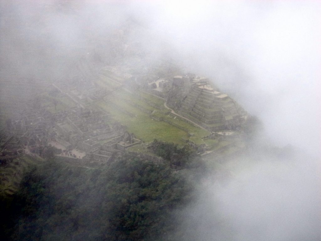 Huayna Picchu en día nublado.