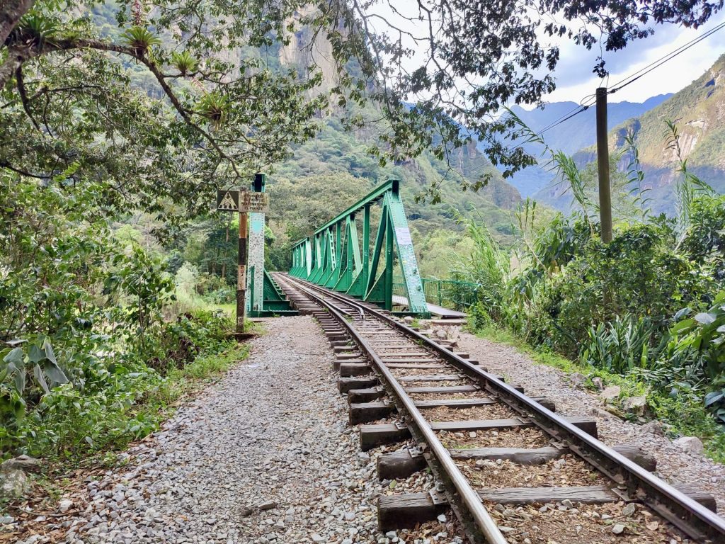 Camino a Machu Picchu por las vías del tren.