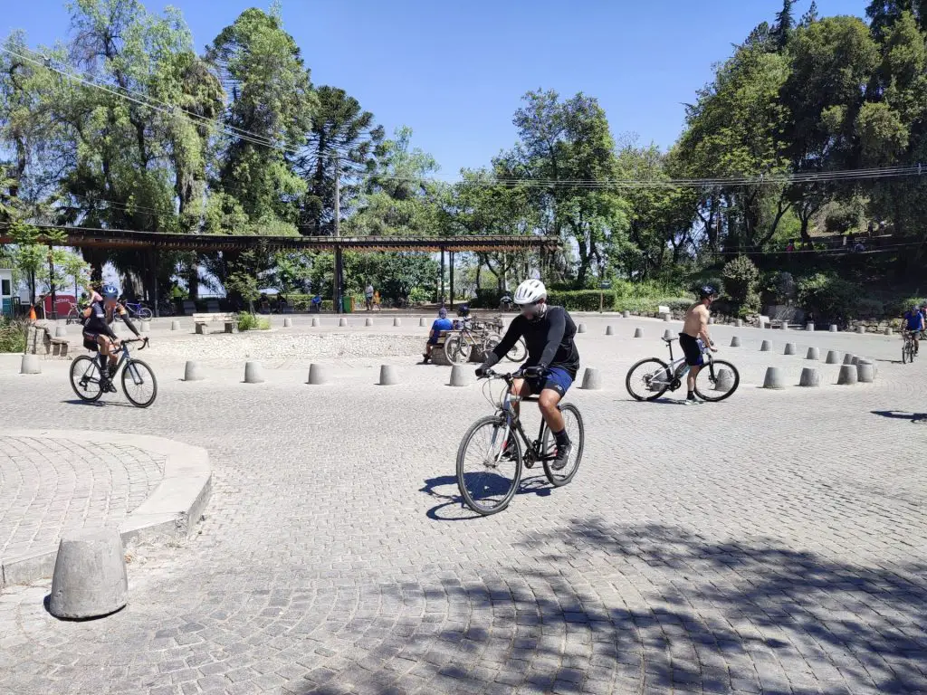 Ciclistas en el Parquemet de Santiago de Chile.