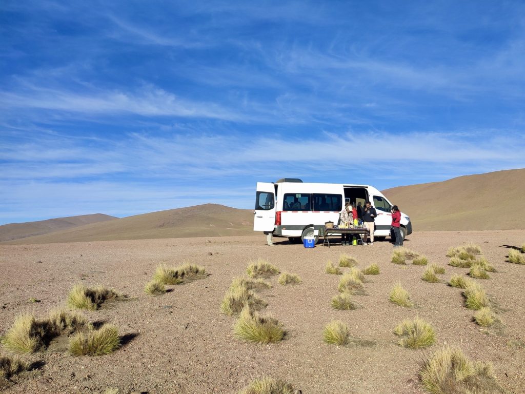 Desayuno después de visitar los Geysers del Tatio.