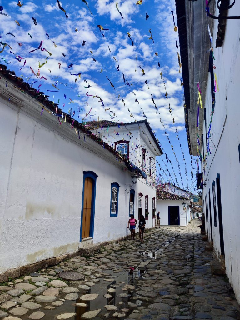 Guía para viajar a Paraty: Calles adoquinadas de Paraty, Brasil.