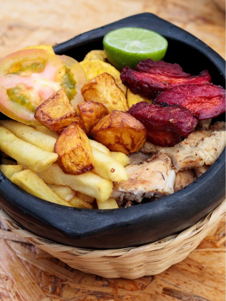 Fritanga, plato típico de Colombia.