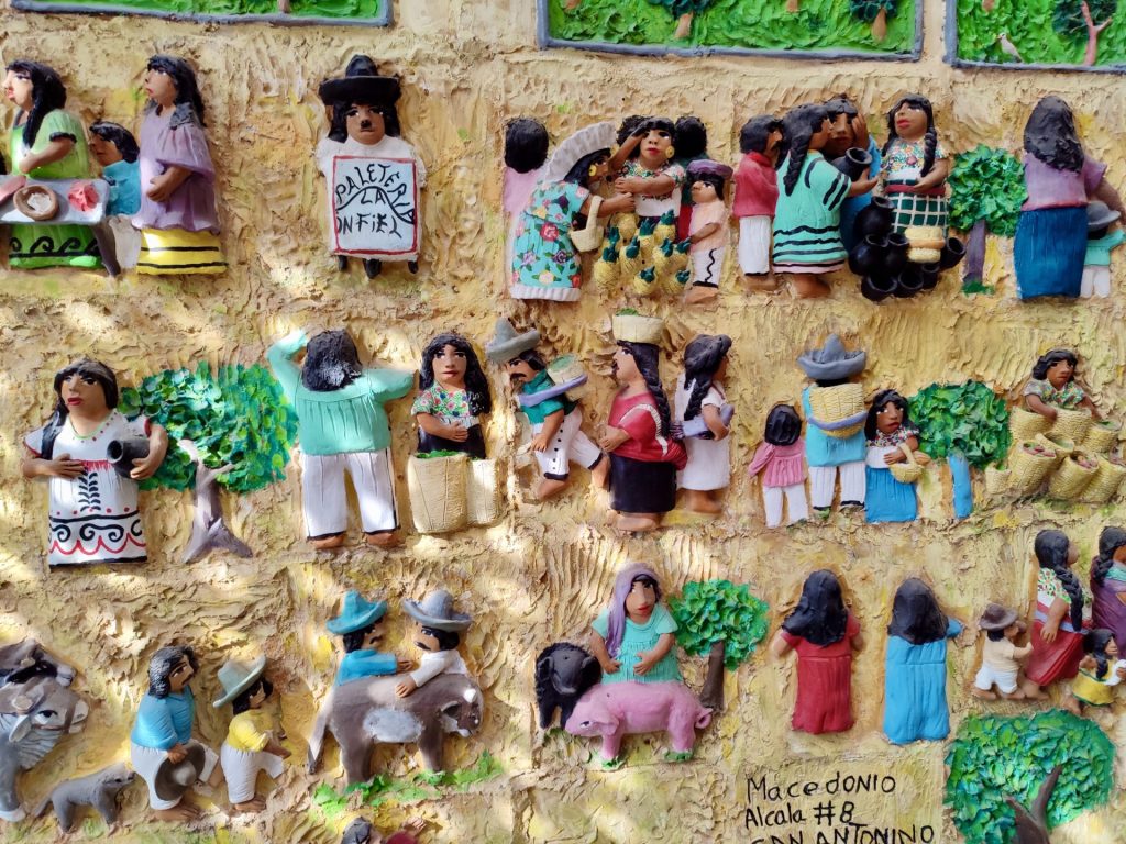 Mural con figuras típicas mexicanas.