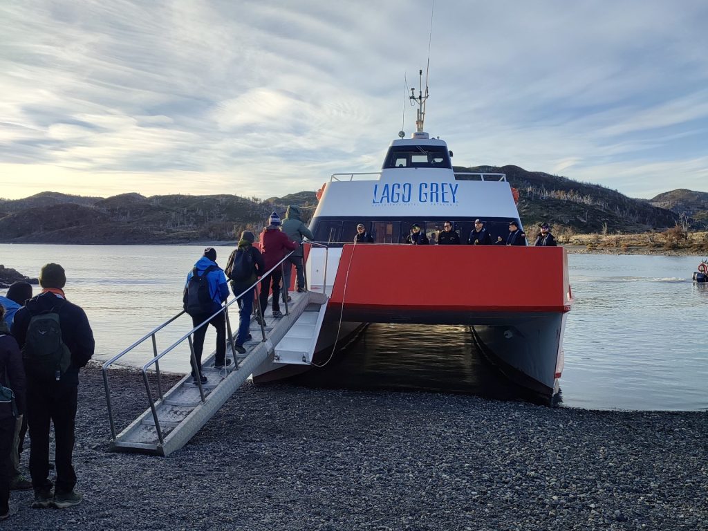 Embarcación navegación Glaciar Grey.