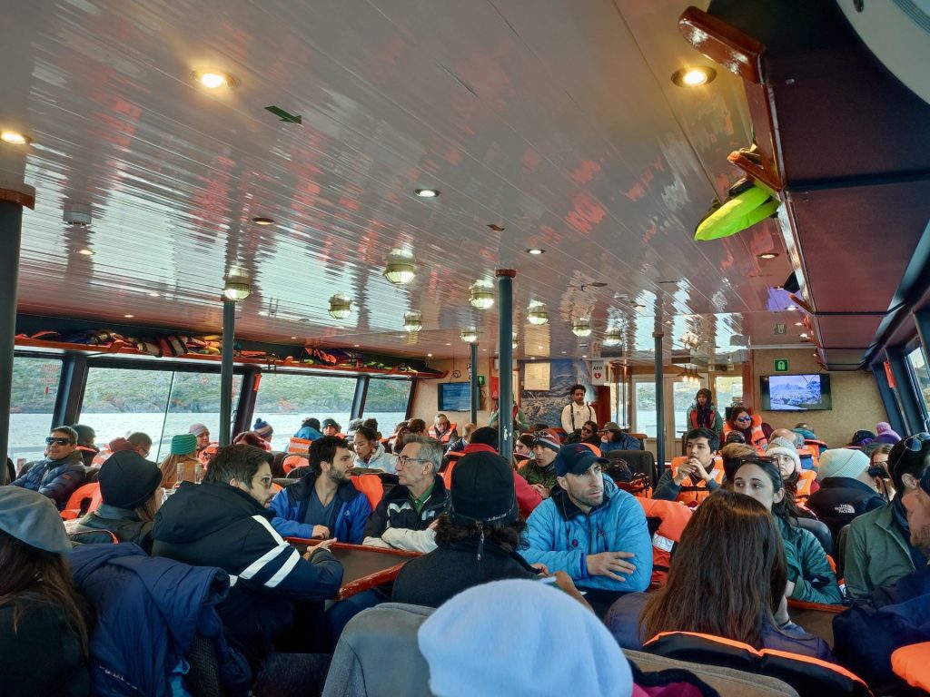 Interior embarcación Lago Grey.